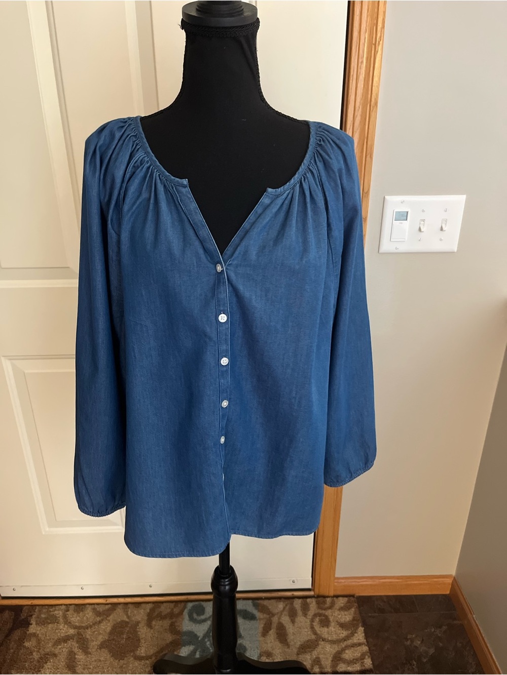 Women’s Loft Outlet blue chambray v neck blouson sleeve peasant shirt. Medium